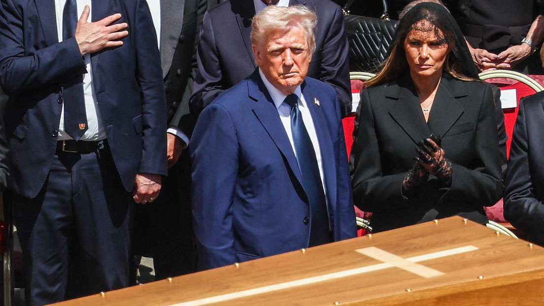 "Se burla de Dios": Obispos católicos de EE.UU. reclaman disculpa a Trump por su imagen vestido de papa