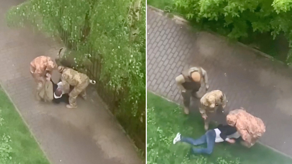 Movilizan a un ucraniano que se quedó con un pie atascado en una valla (VIDEO)