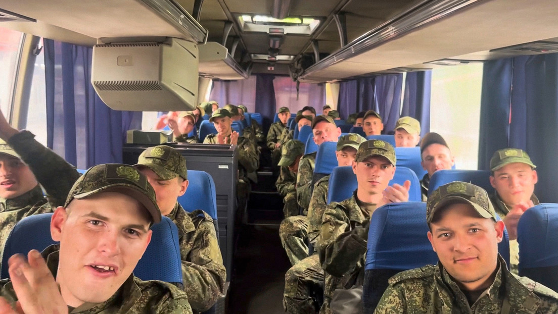 205 militares regresan a Rusia tras un canje de prisioneros con Kiev