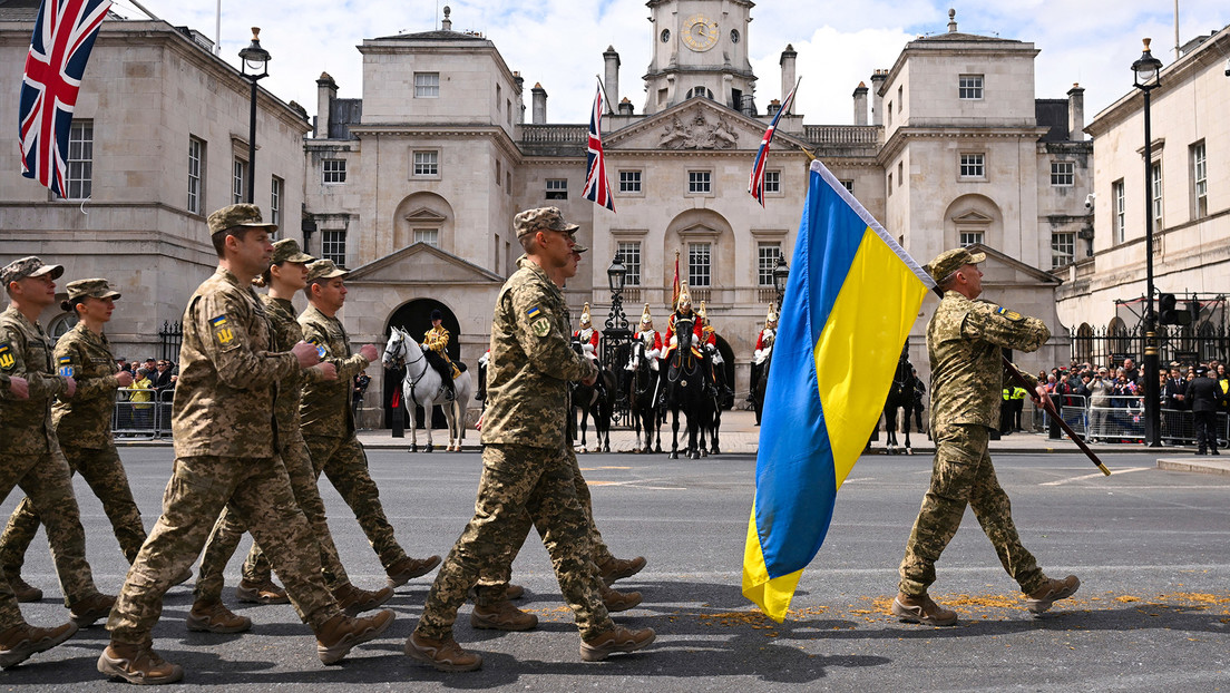 VIDEO: Militares ucranianos marchan sobre excremento de caballo en Londres