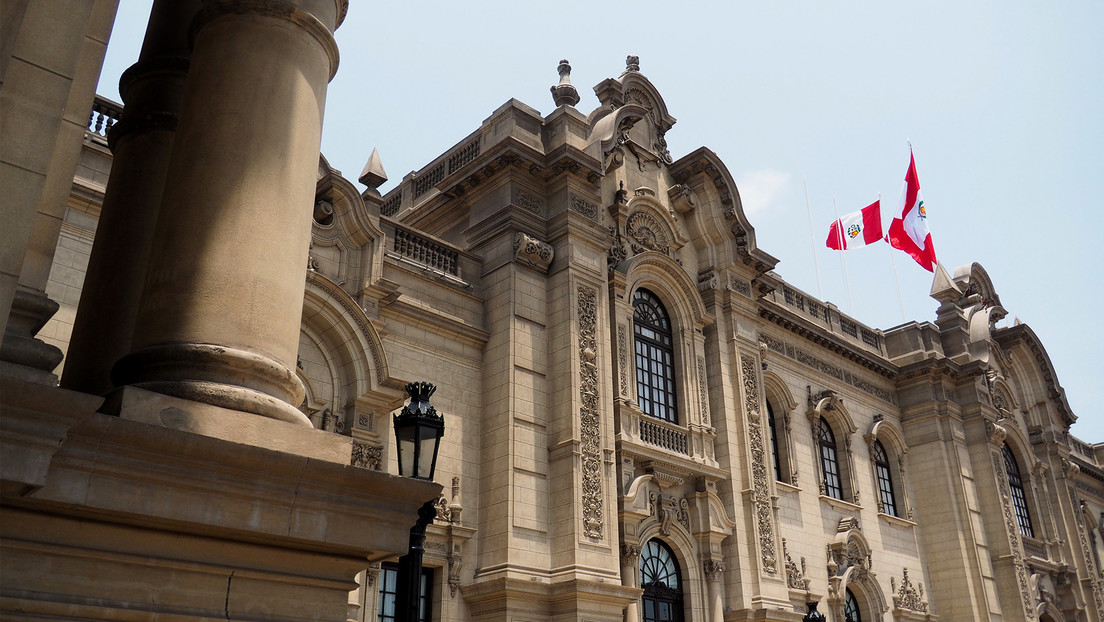 Presidenta con 4 % de aprobación quiere duplicar su sueldo