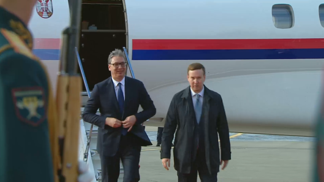 Vucic llega a Rusia para homenajear la hazaña soviética, ignorando las trabas de la UE