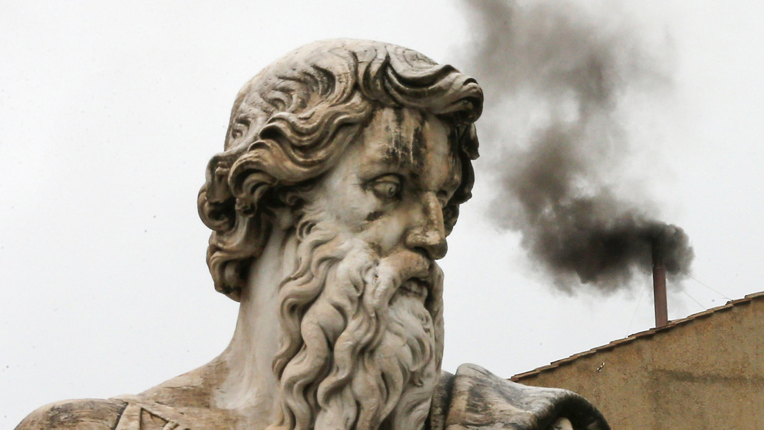 Humo negro: el cónclave no elige al nuevo papa en su primera votación