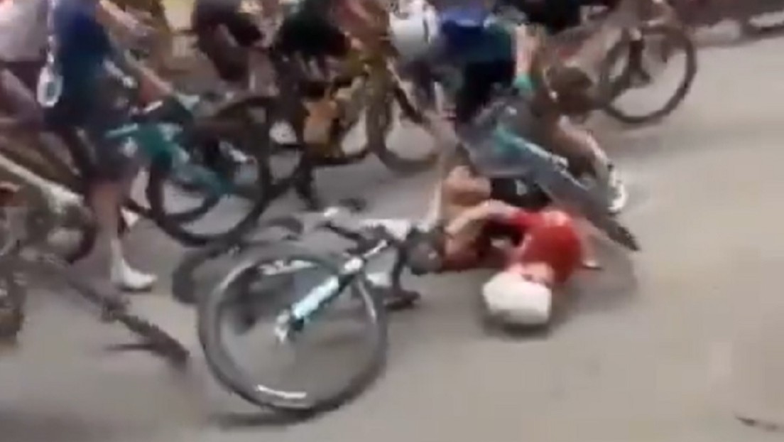 VIDEO: Una espectadora derriba a una ciclista en la Vuelta femenina