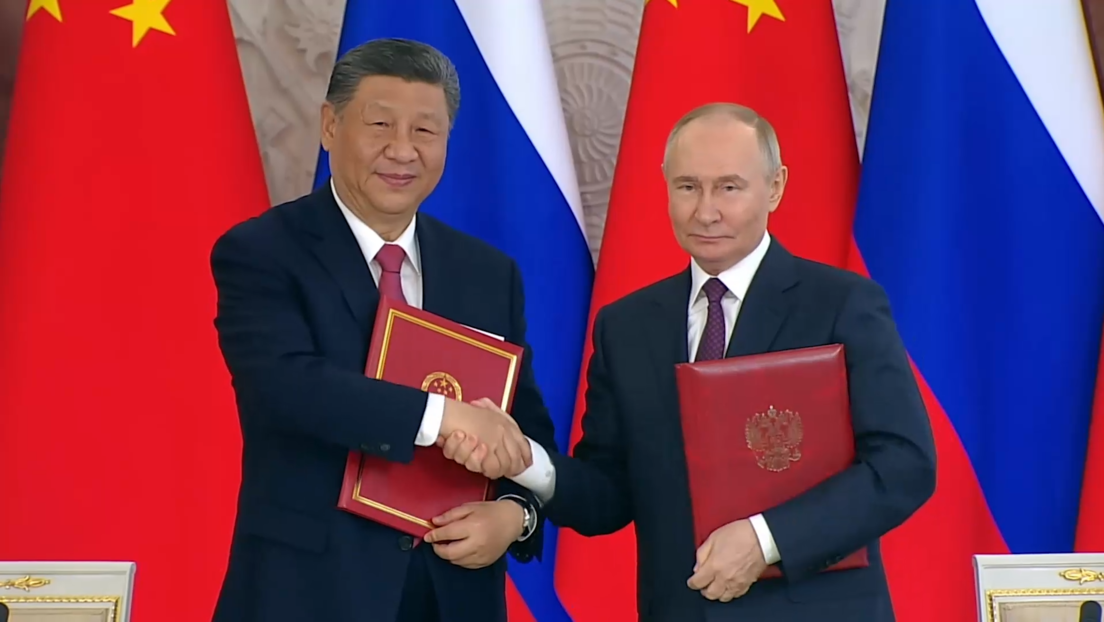 Putin y Xi firman documentos tras un encuentro amistoso en el Kremlin