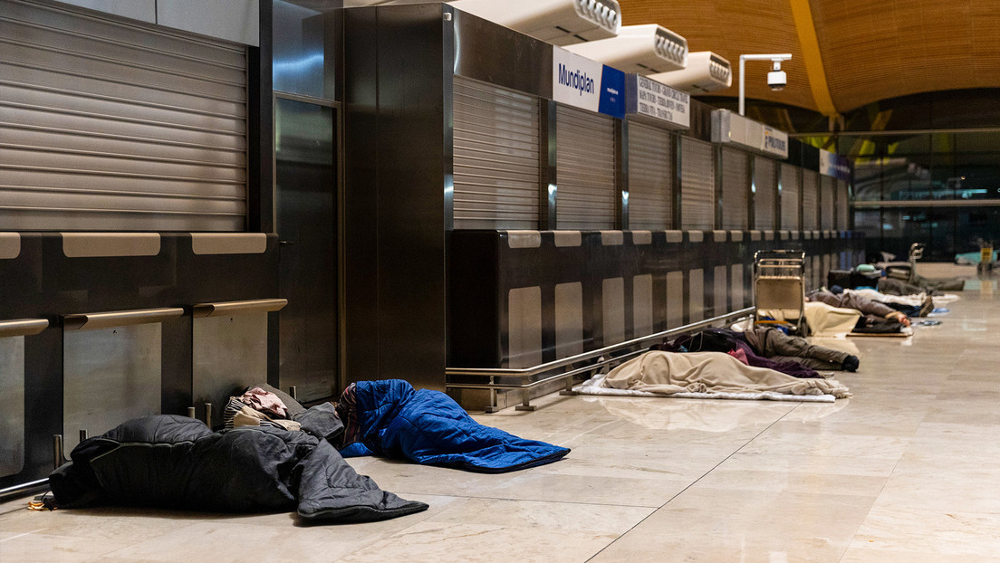'Esconden' a cientos de sintecho que dormían en el aeropuerto de Madrid: ¿qué sucedió?