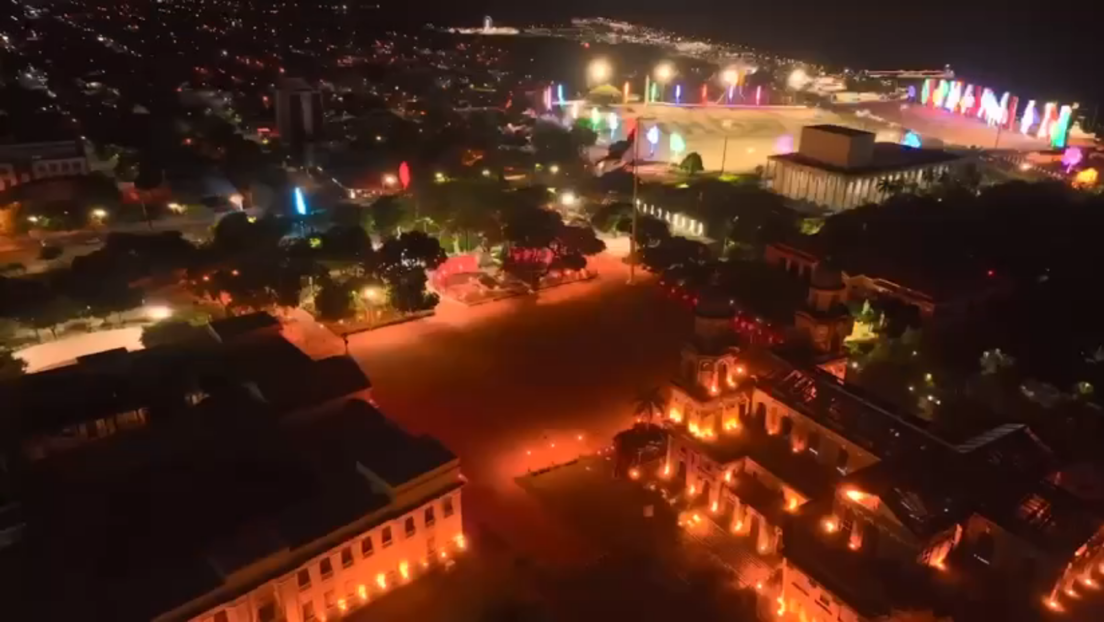 VIDEO: La Plaza de la Revolución se ilumina de rojo en Managua en homenaje a la victoria sobre el fascismo