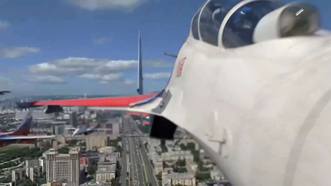 'Diamante de Kúbinka' y bandera rusa: Así fue el espectáculo aéreo sobre la Plaza Roja (VIDEO)