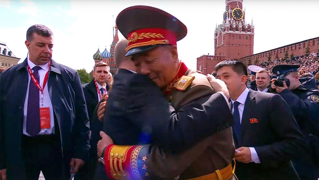 Abrazo fraternal: Putin saluda a altos mandos militares de la RPDC en la Plaza Roja (VIDEO)