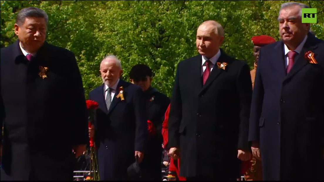 Putin no puede contener la emoción al depositar flores en la Llama Eterna (VIDEO)