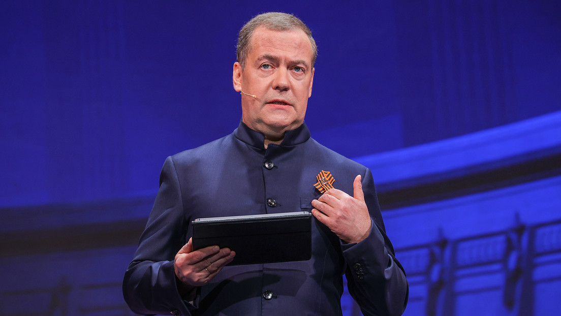 "¡No te muevas, rata!": Medvédev recuerda a Zelenski sus amenazas por el Día de la Victoria