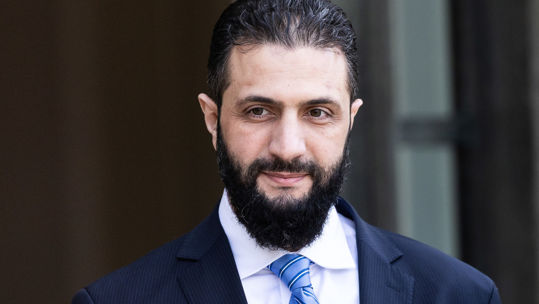 Trump  "acepta saludar" al líder interino sirio en Arabia Saudita