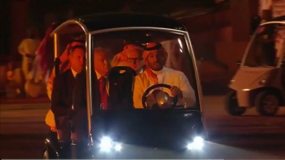VIDEO: El príncipe heredero saudí se pone al volante de un coche de golf y le da un 'tour' a Trump