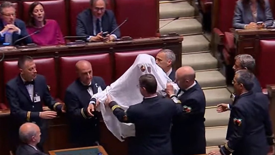 VIDEO: Un 'fantasma' irrumpe en el parlamento italiano y así reacciona Meloni