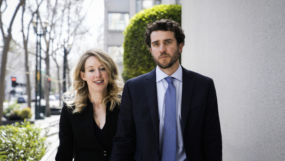 Pareja de estafadora de los análisis de sangre Theranos lanza un negocio similar