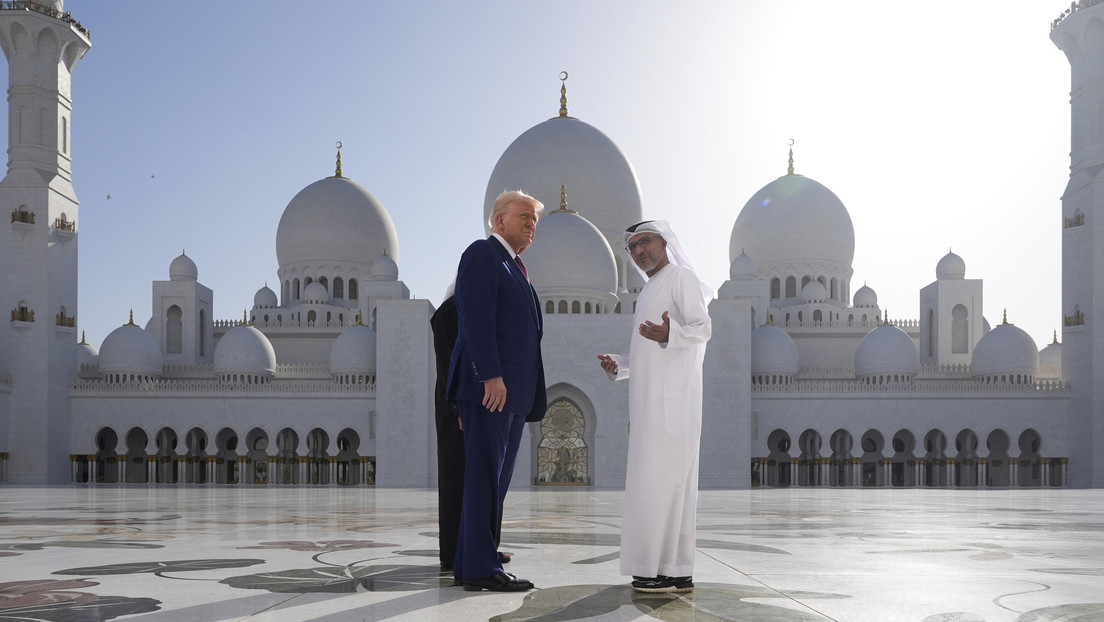 La principal mezquita de los Emiratos Árabes Unidos cierra por primera vez por la visita de Trump