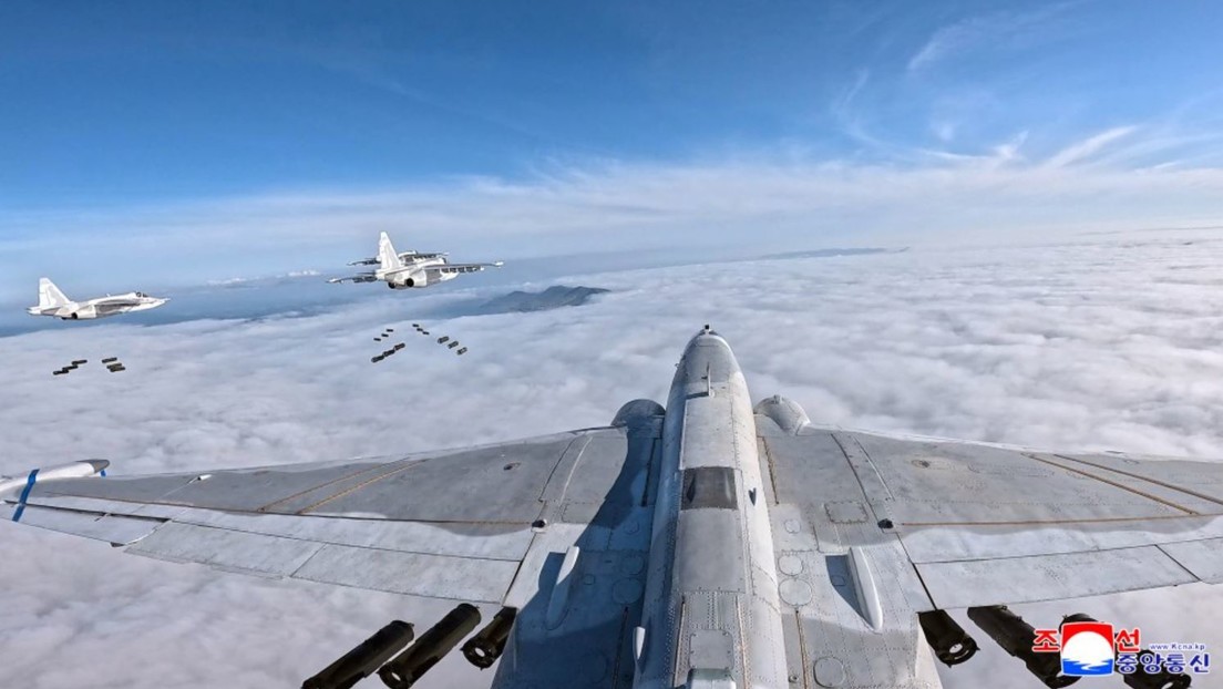Ejercicios de combate aéreo con nuevas bombas de la RPDC, en espectaculares fotos