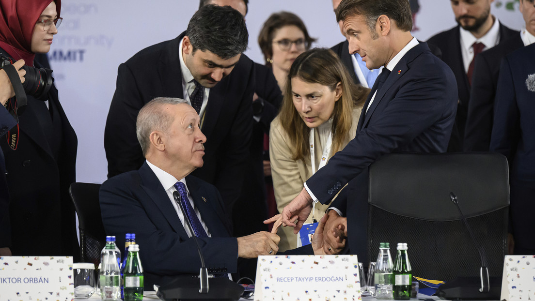 Erdogan 'atrapa' a Macron por el dedo en un bizarro video