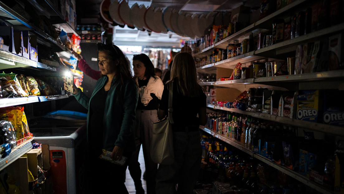 La política española de la DANA al apagón: El partido de Sánchez desgasta y la oposición remonta