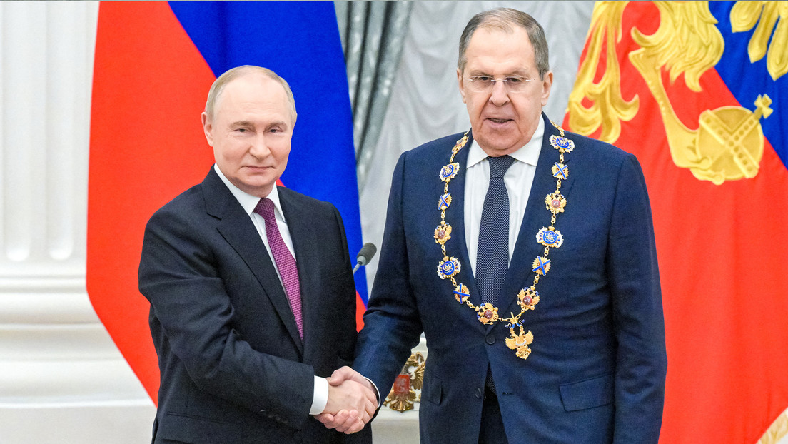 "Lucha entre el bien y el mal": Putin entrega a Lavrov la máxima condecoración de Rusia