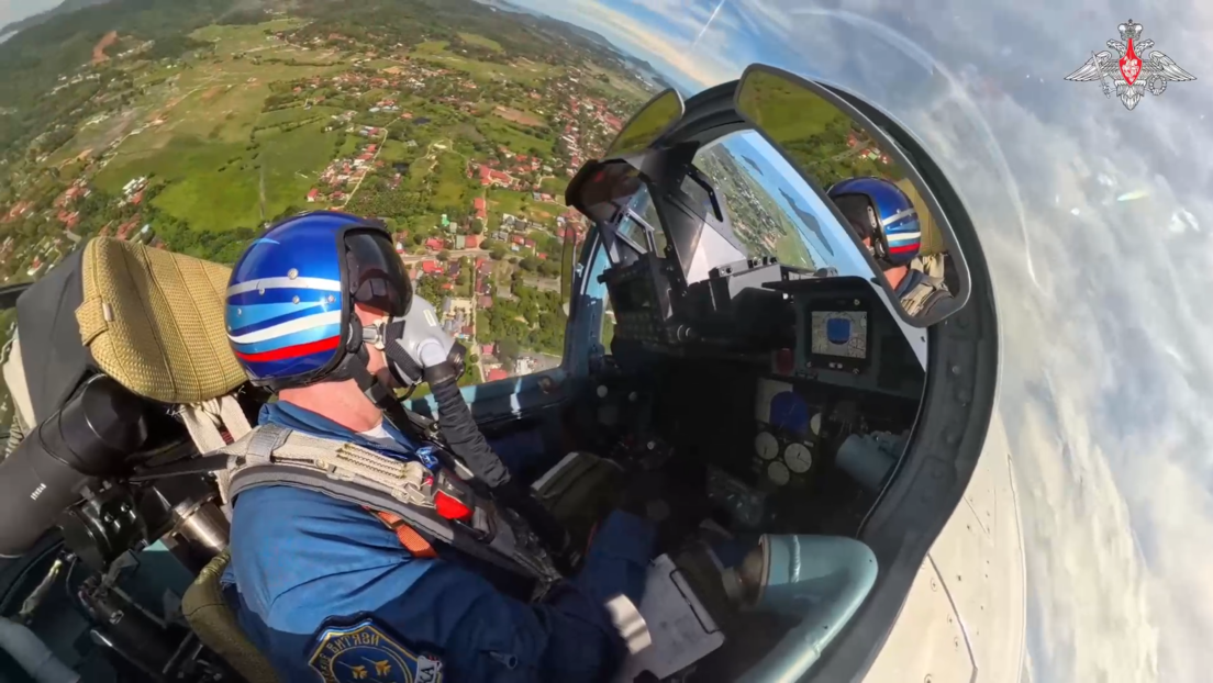 VIDEO: Cazas rusos Su-35S realizan figuras de acrobacia en el cielo de Malasia