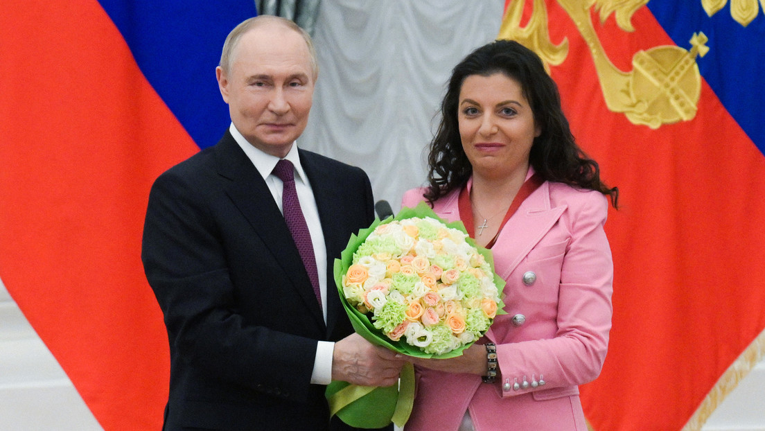 Putin entrega a la directora del grupo RT la Orden al Mérito de la Patria