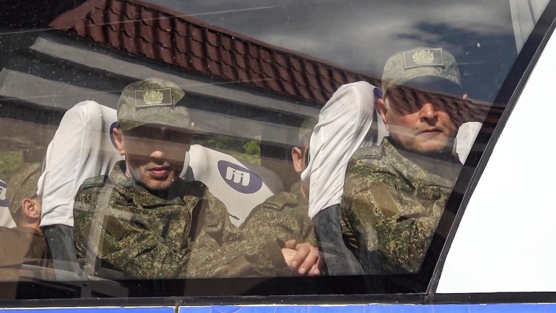 "Besaría el suelo": Primera reacción de militares rusos canjeados al regresar a la patria