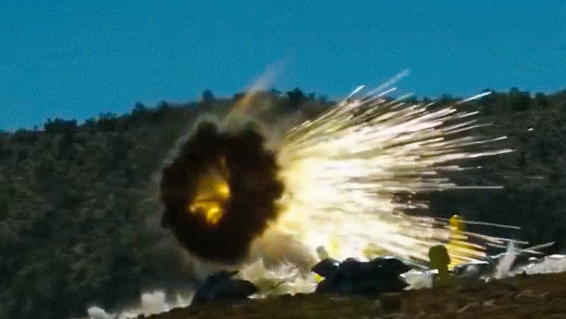 VIDEO: Poderosa bomba china explota en el aire como una ráfaga de 'agujas'