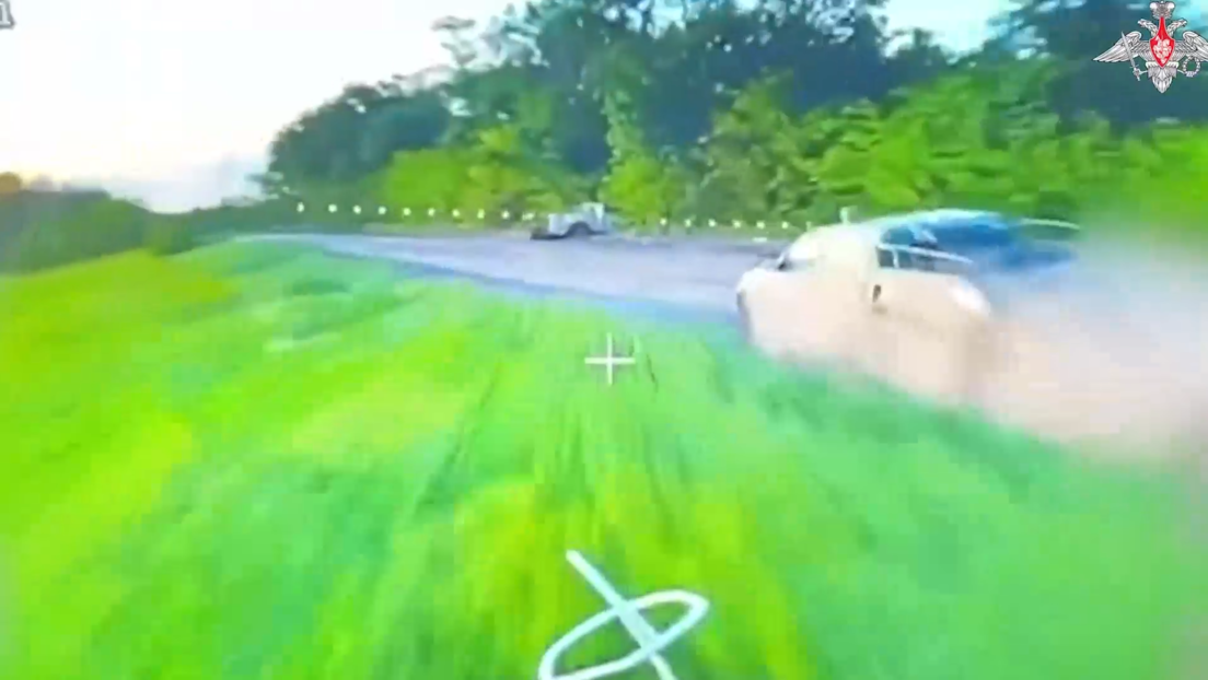 VIDEO: Impactos de precisión rusos contra un blindado ucraniano MaxxPro y una camioneta