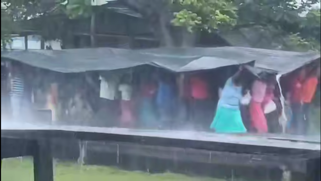 VIDEO: Indígenas venezolanos acuden a votar pese a fuerte lluvia