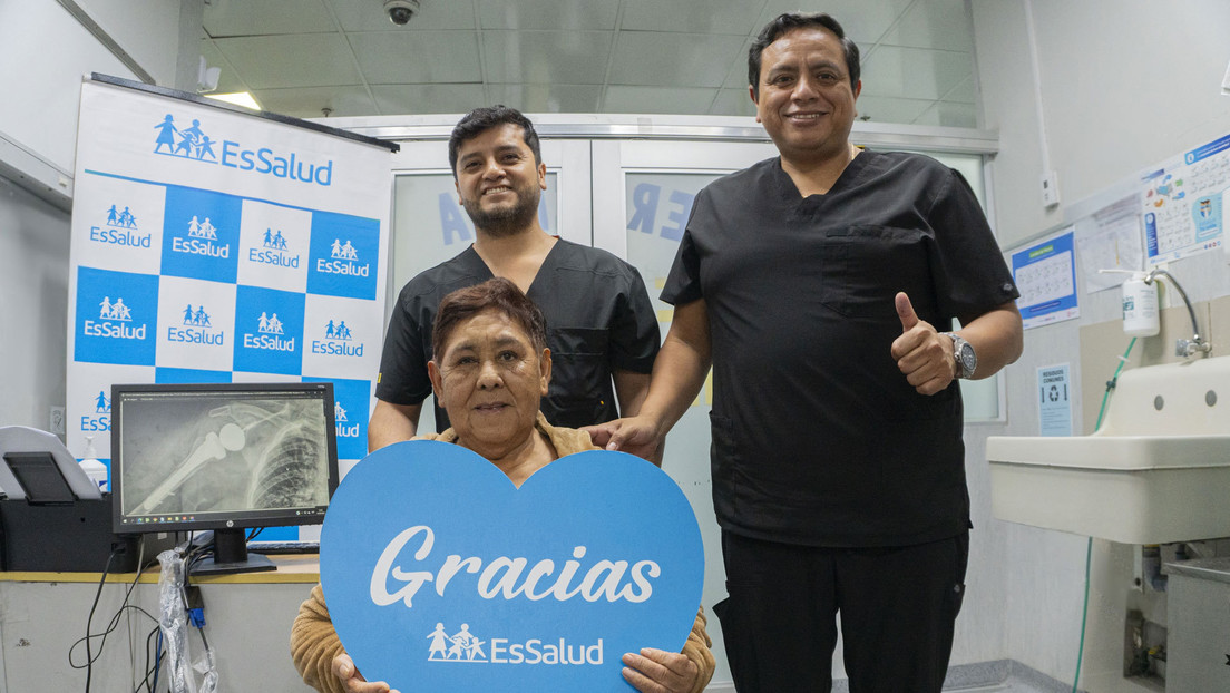 Hombro biónico a una anciana: El más reciente 'milagro' del 'doctor huesos'