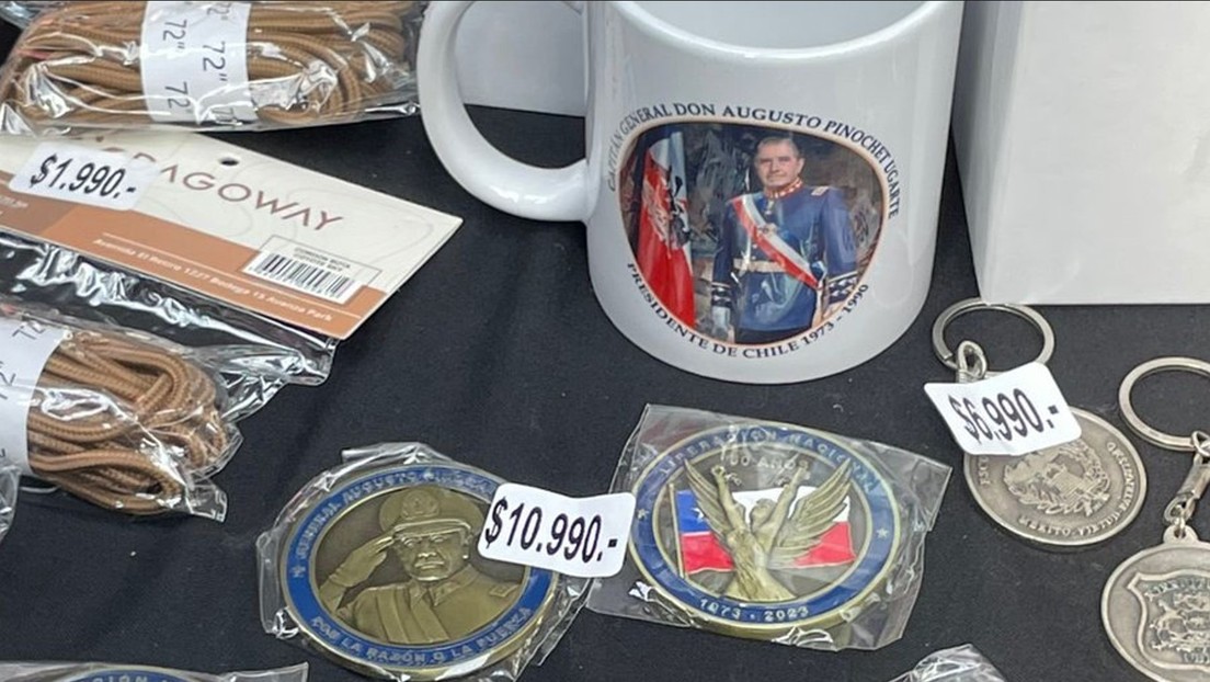 "'Souvenirs' de un asesino": Escuela Militar de Chile vende objetos con rostro de Pinochet y estalla la polémica