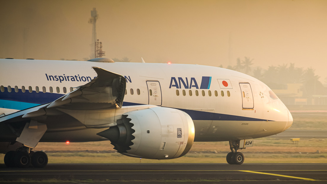 Pasajero forcejea al intentar abrir salidas de emergencia en pleno vuelo