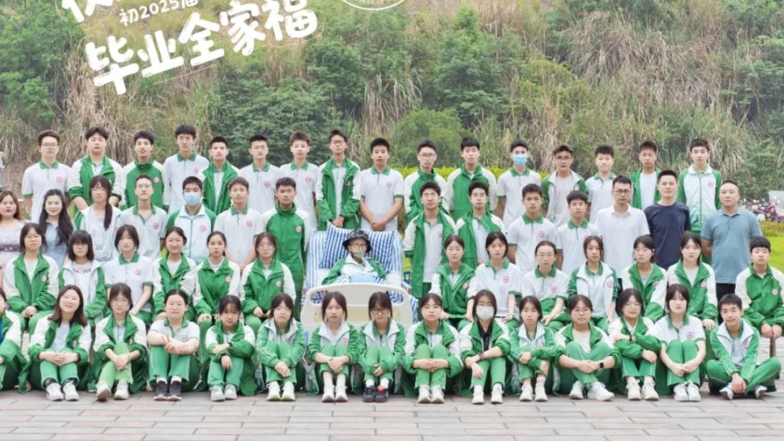 Graduación emotiva: joven enfermo muere tras última foto con sus compañeros