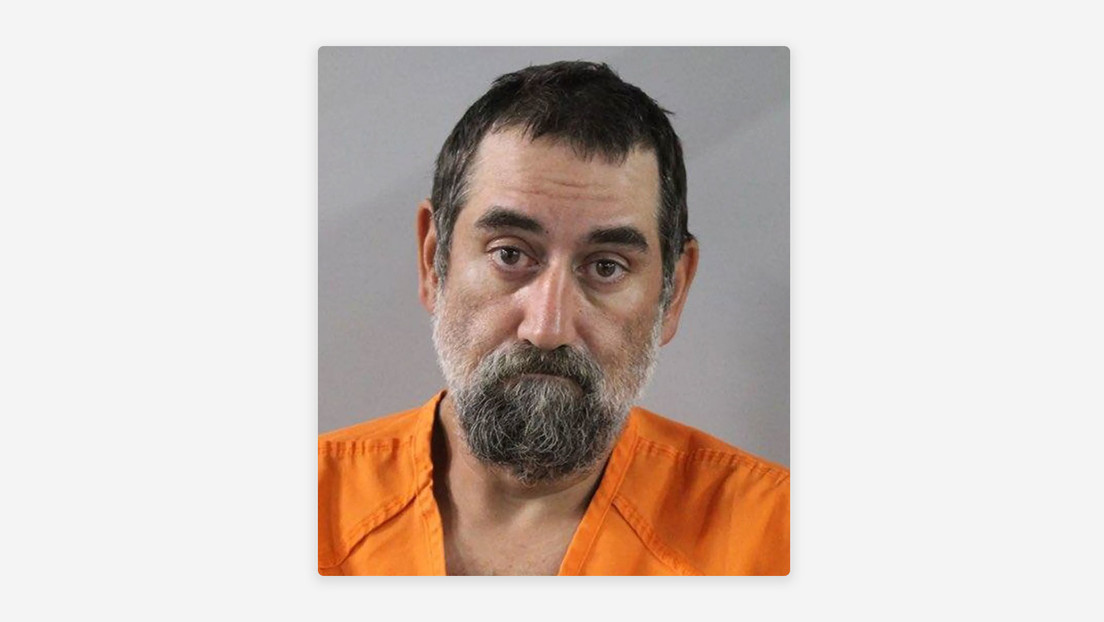 Cruza un lago infestado de caimanes, intenta agredir a policías con tijeras y termina abatido