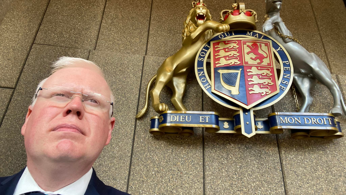 Un diputado australiano invitó a un hombre borracho a su casa y luego lo violó