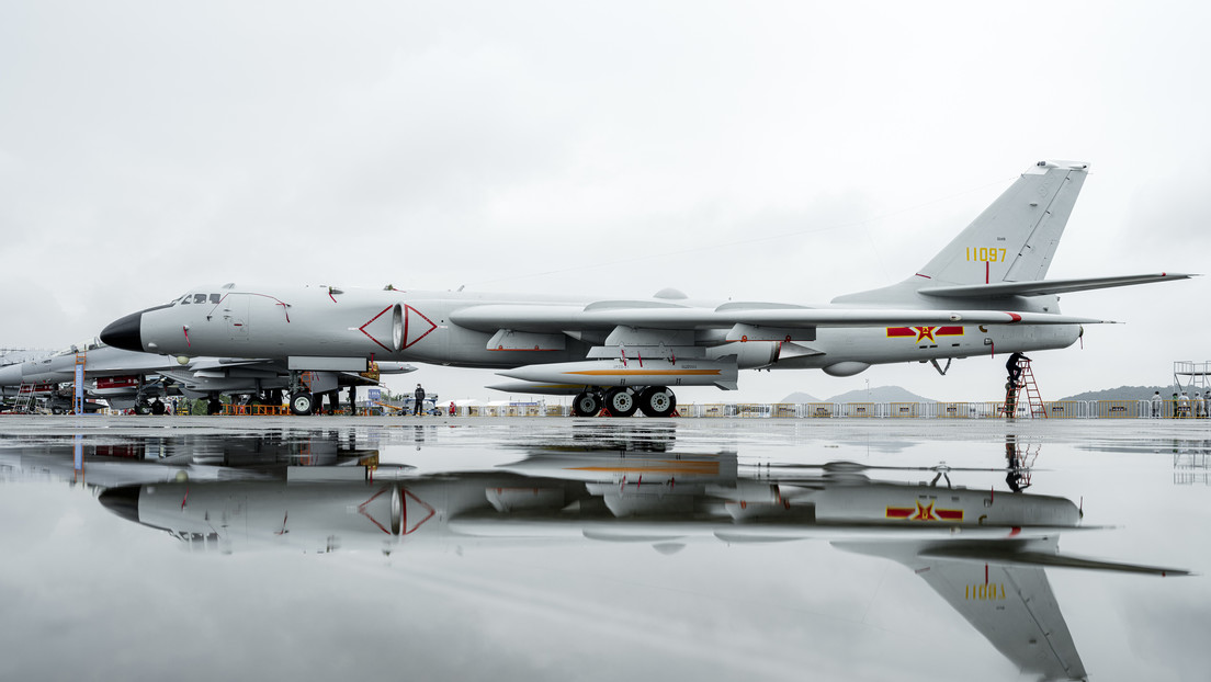 China despliega dos de sus bombarderos más avanzados en una isla en disputa