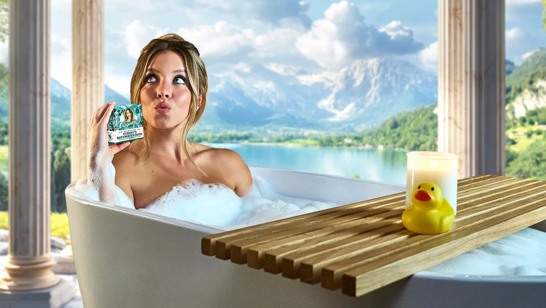 Actriz de 'Euphoria' lanza una línea de jabones hechos con agua de su baño