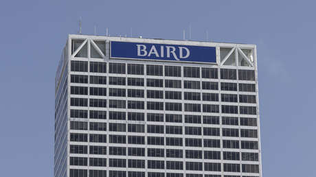 Banco somete a sus empleados jóvenes a extenuantes semanas laborales de 110 horas