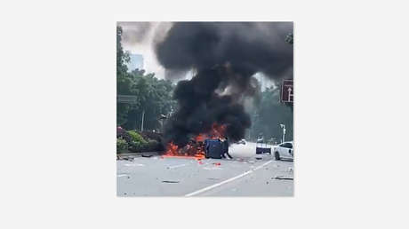 Un 'Iron Man' chino rescata a una persona atrapada en un coche en llamas