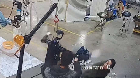 VIDEO: Robot humanoide chino se vuelve 'Terminator' e intenta rebelarse