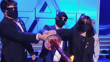 VIDEO: Agentes del Mossad que lideraron las explosiones de buscapersonas encienden antorcha en Israel