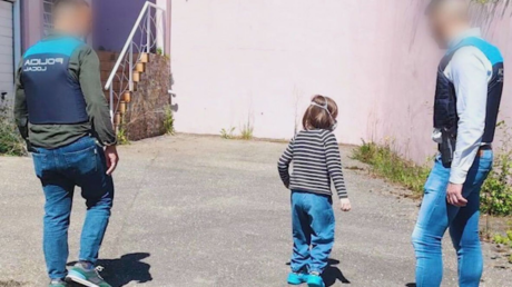 Tres niños ven la luz del día por primera vez en casi cuatro años de cautiverio