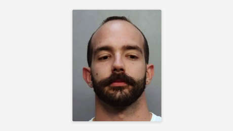 Arrestan a docente galardonado tras ser sorprendido teniendo relaciones con una alumna