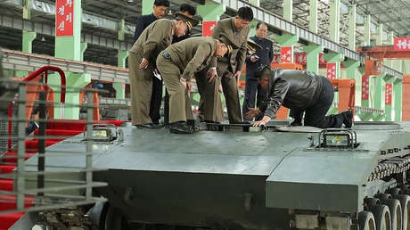 Kim Jong-un se arrodilla para inspeccionar cada detalle de una planta de tanques clave