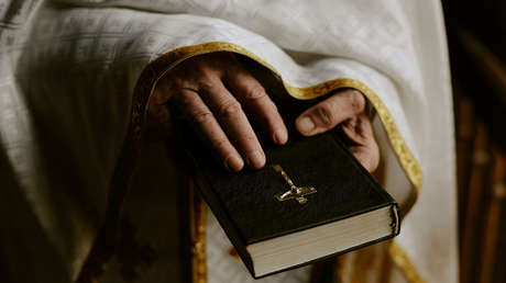 Un conocido pastor fue hallado muerto clavado a una pared