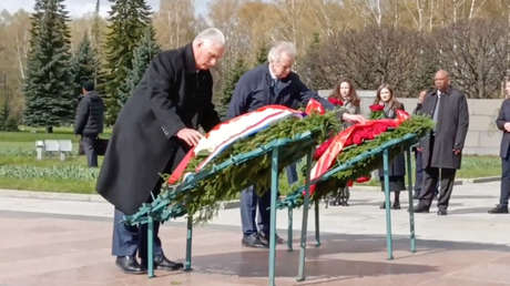 Miguel Díaz-Canel deposita flores en el monumento a la Madre Patria en San Petersburgo (VIDEO)
