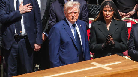 "Se burla de Dios": Obispos católicos de EE.UU. reclaman disculpa a Trump por su imagen vestido de papa