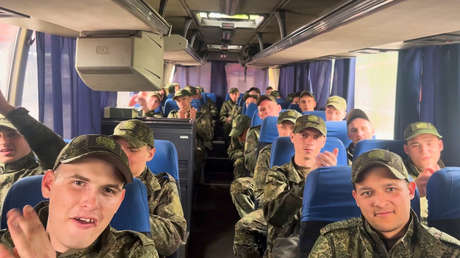 205 militares regresan a Rusia tras un canje de prisioneros con Kiev