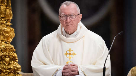 Polémico gesto: le desean "suerte" a este cardenal antes del cónclave para elegir al papa